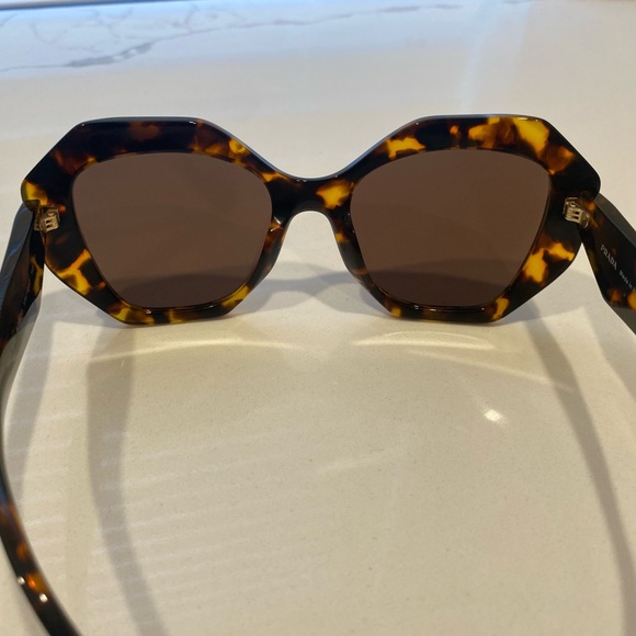 Prada women’s polarized sunglasses with case - Picture 4 of 6